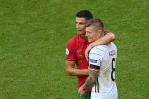 Portugals Stürmer Cristiano Ronaldo (L) und Deutschlands Mittelfeldspieler Toni Kroos (R) am Ende des Fußballspiels UEFA EURO 2020 Gruppe F zwischen Portugal und Deutschland in der Allianz Arena in München am 19. Juni 2021. (Foto: Matthias Hangst / POOL / AFP)