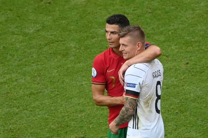 Portugals Stürmer Cristiano Ronaldo (L) und Deutschlands Mittelfeldspieler Toni Kroos (R) am Ende des Fußballspiels UEFA EURO 2020 Gruppe F zwischen Portugal und Deutschland in der Allianz Arena in München am 19. Juni 2021. (Foto: Matthias Hangst / POOL / AFP)