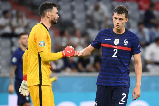 Frankreichs Torhüter Hugo Lloris (L) und Frankreichs Verteidiger Benjamin Pavard während des Fußballspiels der UEFA EURO 2020 Gruppe F zwischen Frankreich und Deutschland in der Allianz Arena in München am 15. Juni 2021. FRANCK FIFE / POOL / AFP