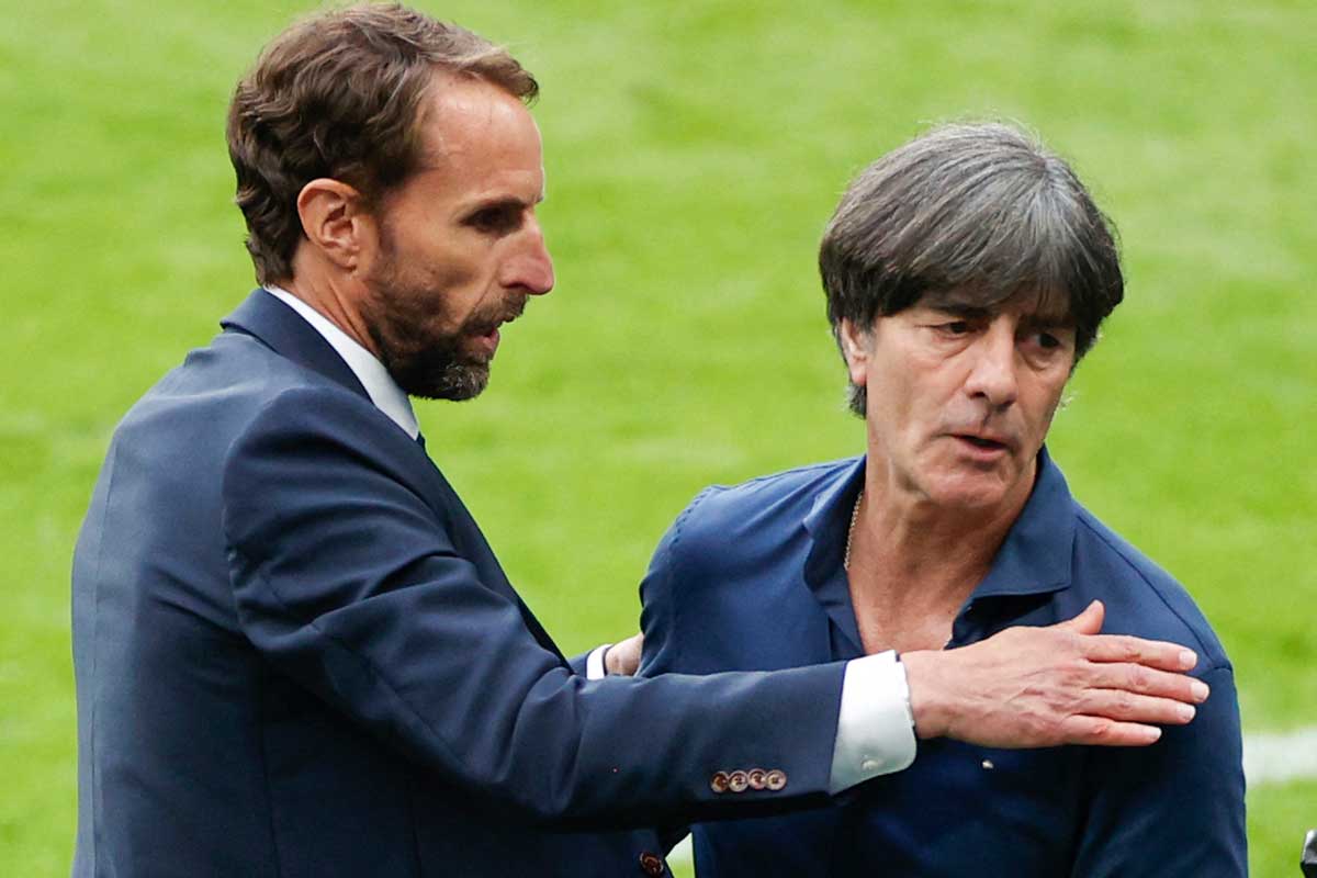 Joachim Löw besiegt mit England's coach Gareth Southgate im Wembley Stadium in London am 29. Juni 2021. (Photo by JOHN SIBLEY / POOL / AFP)