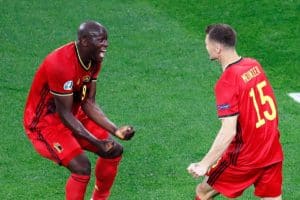 Belgiens Stürmer Romelu Lukaku (L) feiert mit Belgiens Verteidiger Thomas Meunier, nachdem er das erste Tor seiner Mannschaft während des Fußballspiels der UEFA EURO 2020 Gruppe B zwischen Belgien und Russland im Sankt-Petersburg-Stadion in Sankt Petersburg am 12. Juni 2021 erzielt hat. ANTON VAGANOV / POOL / AFP