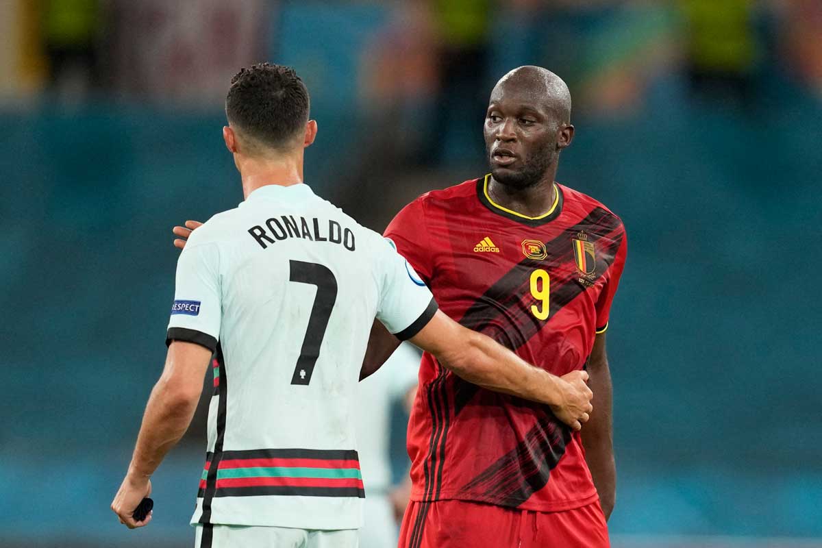 Portugals Stürmer Cristiano Ronaldo (L) und Belgiens Stürmer Romelu Lukaku am Ende des UEFA EURO 2020 Achtelfinalspiels zwischen Belgien und Portugal im La Cartuja Stadion in Sevilla am 27. Juni 2021. (Foto: THANASSIS STAVRAKIS / POOL / AFP)