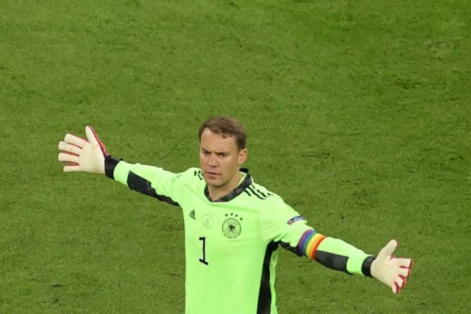 DFB Kapitän Manuel Neuer mit der One Love Binde im DFB Trikot bei der WM 2022 in Katar - Foto AFP