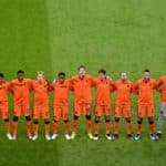 Die Spieler der Niederlande versammeln sich auf dem Spielfeld vor dem Fußballspiel der UEFA EURO 2020 Gruppe C zwischen den Niederlanden und der Ukraine in der Johan Cruyff Arena in Amsterdam am 13. Juni 2021. Olaf Kraak / POOL / AFP