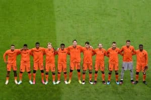 Die Spieler der Niederlande versammeln sich auf dem Spielfeld vor dem Fußballspiel der UEFA EURO 2020 Gruppe C zwischen den Niederlanden und der Ukraine in der Johan Cruyff Arena in Amsterdam am 13. Juni 2021. Olaf Kraak / POOL / AFP