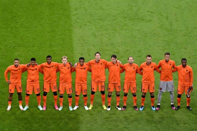 Nederlandse spelers verzamelen zich op het veld voor de UEFA EURO 2020 Groep C voetbalwedstrijd tussen Nederland en Oekraïne in de Johan Cruijff Arena in Amsterdam, 13 juni 2021. Olaf Krak/Pool/AFP