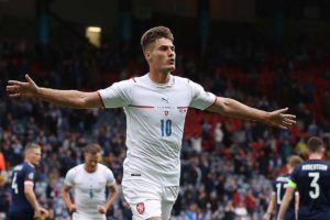 Tschechiens Stürmer Patrik Schick feiert den ersten Treffer seiner Mannschaft während des Fußballspiels der UEFA EURO 2020 Gruppe D zwischen Schottland und der Tschechischen Republik im Hampden Park in Glasgow am 14. Juni 2021. LEE SMITH / POOL / AFP