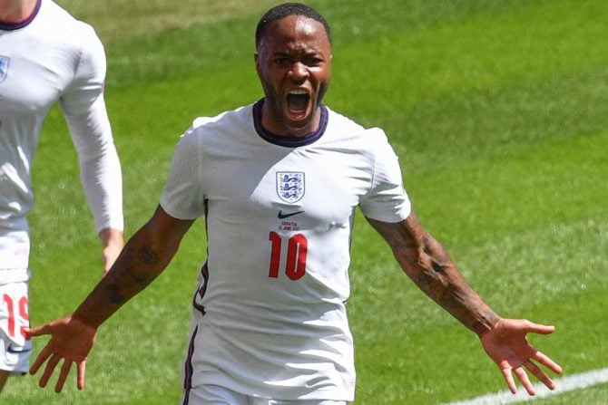 Englands Stürmer Raheem Sterling feiert den ersten Treffer der Mannschaft während des Fußballspiels der UEFA EURO 2020 Gruppe D zwischen England und Kroatien im Wembley-Stadion in London am 13. Juni 2021. JUSTIN TALLIS / POOL / AFP