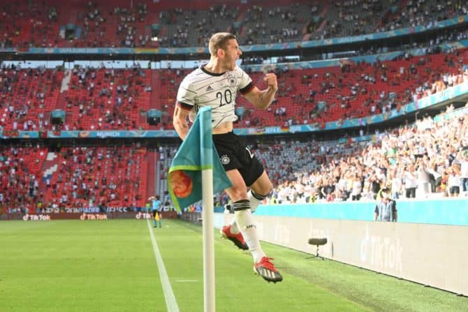 Deutschlands Verteidiger Robin Gosens feiert ein nicht anerkanntes Tor während des Fußballspiels der UEFA EURO 2020 Gruppe F zwischen Portugal und Deutschland in der Allianz Arena in München, Deutschland, am 19. Juni 2021. (Foto: CHRISTOF STACHE / POOL / AFP)