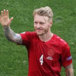 Dänemarks Verteidiger Simon Kjaer begrüßt die Fans am Ende des Fußballspiels der UEFA EURO 2020 Gruppe B zwischen Dänemark und Belgien im Parken-Stadion in Kopenhagen am 17. Juni 2021. (Foto von HANNAH MCKAY / POOL / AFP)