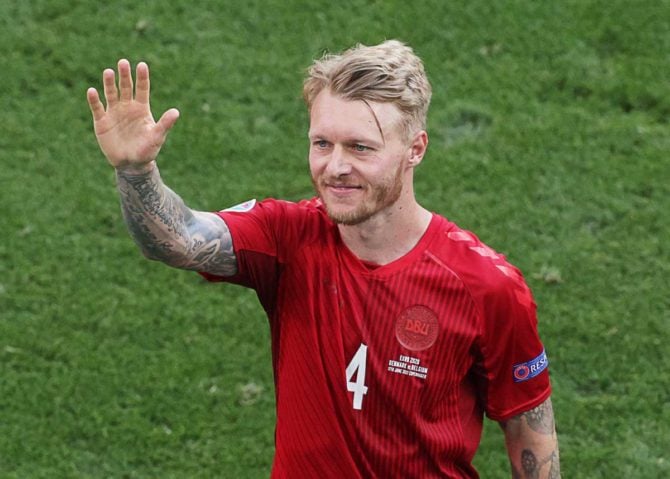 Dänemarks Verteidiger Simon Kjaer begrüßt die Fans am Ende des Fußballspiels der UEFA EURO 2020 Gruppe B zwischen Dänemark und Belgien im Parken-Stadion in Kopenhagen am 17. Juni 2021. (Foto von HANNAH MCKAY / POOL / AFP)