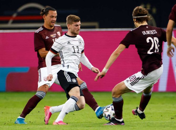 Deutschlands Stürmer Timo Werner (2L) kämpft mit Lettlands Stürmer Roberts Uldrikis (2R) um den Ball während des Fußball-Freundschaftsspiels zwischen Deutschland und Lettland in Düsseldorf, Westdeutschland, am 7. Juni 2021, in Vorbereitung auf die UEFA-Europameisterschaft. Odd ANDERSEN / AFP