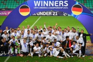 Die deutsche U21-Fußballmannschaft posiert für Fotos nach dem Sieg im Endspiel der UEFA-U21-Europameisterschaft 2021 zwischen Deutschland und Portugal im Stadion Stozice in Ljubljana am 6. Juni 2021. Jure Makovec / AFP