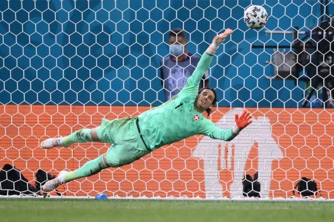 Der Schweizer Torhüter Yann Sommer wird zum Matchwinner während des Fußball-Achtelfinales der UEFA EURO 2020 zwischen Frankreich und der Schweiz in der National Arena in Bukarest am 28. Juni 2021. (Foto: FRANCK FIFE / POOL / AFP)