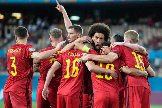 Belgiens Mittelfeldspieler Thorgan Hazard (C) feiert mit Teamkollegen nach seinem ersten Tor während des UEFA EURO 2020 Achtelfinalspiels zwischen Belgien und Portugal im La Cartuja Stadion in Sevilla am 27. Juni 2021. (Foto: THANASSIS STAVRAKIS / POOL / AFP)