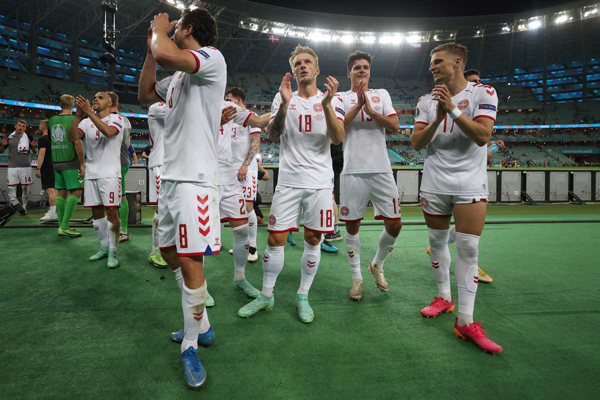 Dänemark feiert den Einzug ins EM-Halbfinale gegen Tschechien. (Photo by NAOMI BAKER / POOL / AFP)