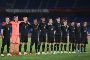 (V.l.) Deutschlands Mittelfeldspieler Maximilian Arnold, Deutschlands Torwart Florian Müller, Deutschlands Verteidiger Amos Pieper, Deutschlands Verteidiger Benjamin Henrichs, Deutschlands Verteidiger Felix Uduokhai, Deutschlands Mittelfeldspieler Arne Maier, Deutschlands Mittelfeldspieler Anton Stach, Deutschlands Mittelfeldspieler David Raum, Deutschlands Mittelfeldspieler Nadiem Amiri, Deutschlands Stürmer Marco Richter und Deutschlands Stürmer Max Kruse singen ihre Nationalhymne vor dem Vorrundenspiel der Gruppe D der Männer bei den Olympischen Spielen 2020 in Tokio zwischen Brasilien und Deutschland im Yokohama International Stadium in Yokohama am 22. Juli (Foto: DANIEL LEAL-OLIVAS / AFP)