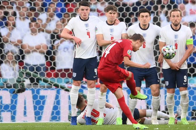 Dänemarks Stürmer Mikkel Damsgaard (C vorne) schießt und trifft während des Fußball-Halbfinalspiels der UEFA EURO 2020 zwischen England und Dänemark im Wembley-Stadion in London am 7. Juli 2021. (Foto: Laurence Griffiths / POOL / AFP)