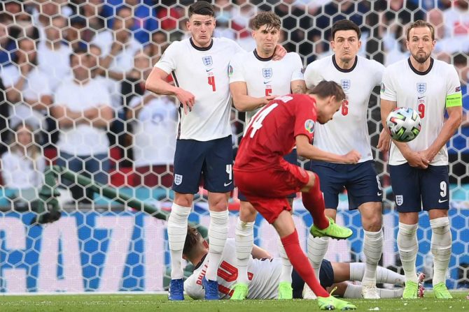 Fußball heute: Dänemarks Stürmer Mikkel Damsgaard (C vorne) schießt und trifft während des Fußball-Halbfinalspiels der UEFA EURO 2020 zwischen England und Dänemark im Wembley-Stadion in London am 7. Juli 2021. (Foto: Laurence Griffiths / POOL / AFP)