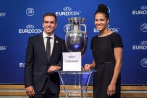 Philipp Lahm (L), Leiter der deutschen Bewerbung für die Euro 2024, und die ehemalige deutsche Fußball-Nationalspielerin Celia Sasic posieren mit der UEFA-Trophäe nach der Bekanntgabe der Wahl Deutschlands zum Gastgeber der Fußball-Europameisterschaft 2024 während einer Zeremonie am Hauptsitz des europäischen Fußballverbandes in Nyon am 27. September 2018. - Die UEFA wählte heute den Gastgeber der Europameisterschaft 2024 in einer Abstimmung, die eine sichere deutsche Bewerbung gegen einen riskanteren türkischen Vorschlag ausspielte, der eine Chance bietet, neues Terrain zu erkunden. (Foto: Fabrice COFFRINI / AFP)