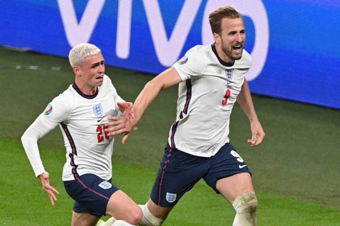 Englands Stürmer Harry Kane (R) feiert mit Englands Mittelfeldspieler Phil Foden, nachdem er das zweite Tor seiner Mannschaft während des Fußball-Halbfinalspiels der UEFA EURO 2020 zwischen England und Dänemark im Wembley-Stadion in London am 7. Juli 2021 erzielt hat. (Foto: JUSTIN TALLIS / POOL / AFP)