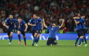 Italiens Spieler feiern nach dem Sieg im Fußball-Halbfinalspiel der UEFA EURO 2020 zwischen Italien und Spanien im Wembley-Stadion in London am 6. Juli 2021. (Foto: CARL RECINE / POOL / AFP)