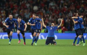 Italiens Spieler feiern nach dem Sieg im Fußball-Halbfinalspiel der UEFA EURO 2020 zwischen Italien und Spanien im Wembley-Stadion in London am 6. Juli 2021. (Foto: CARL RECINE / POOL / AFP)