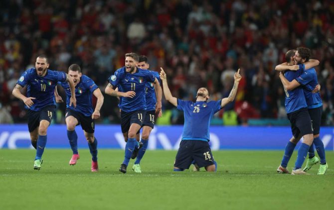 Fußball heute am 05.09. * WM 2022 Qualifikation Spielpan & Ergebnisse * Wer spielt heute? - Europameister Italien spielt gegen die Schweiz, das Topspiel des Tages! (Foto: CARL RECINE / POOL / AFP)