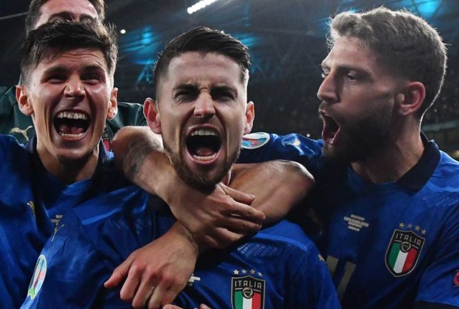 Italiens Mittelfeldspieler Jorginho (C) feiert mit Teamkollegen nach dem Sieg im Fußball-Halbfinale der UEFA EURO 2020 zwischen Italien und Spanien im Wembley-Stadion in London am 6. Juli 2021. (Foto: JUSTIN TALLIS / POOL / AFP)