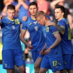 Die Ukraine feiert bei der UEFA EURO 2020den Einzug ins Em-Viertelfinale gegen Schweden (Photo by LEE SMITH / POOL / AFP)