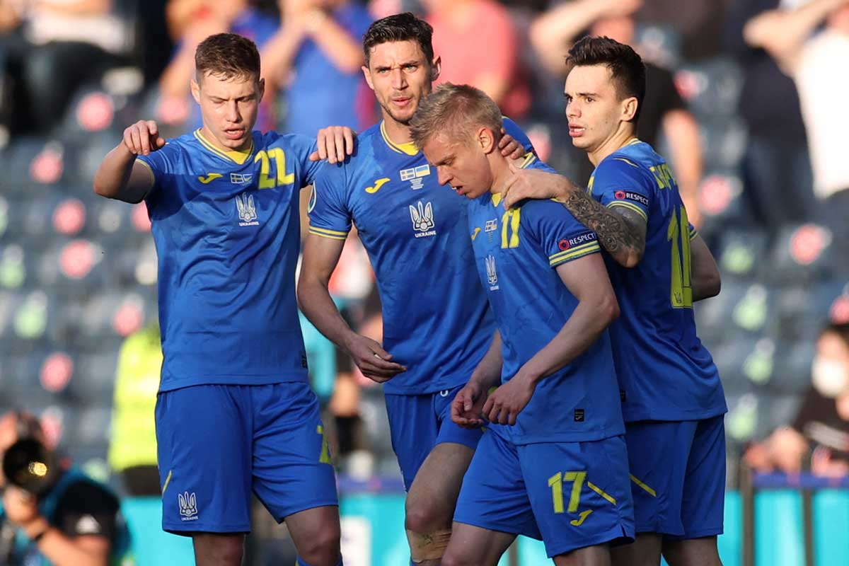 Die Ukraine feiert bei der UEFA EURO 2020den Einzug ins Em-Viertelfinale gegen Schweden (Photo by LEE SMITH / POOL / AFP)