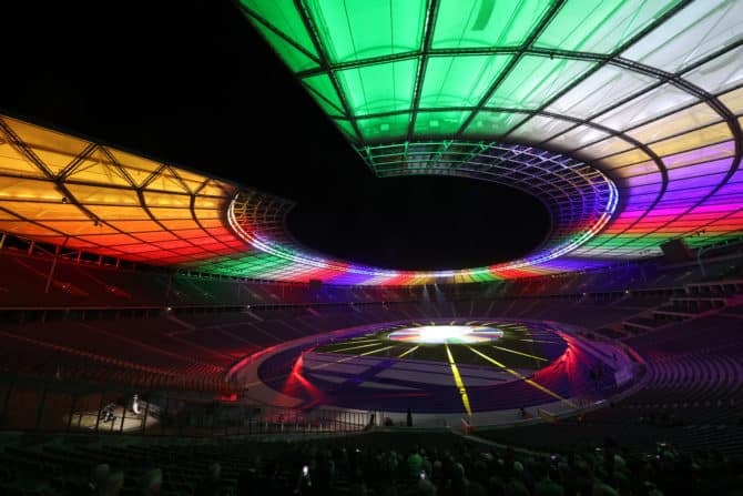 BERLIN, DEUTSCHLAND - 05. OKTOBER: Ein Blick auf das UEFA EURO 2024-Logo und die Markeneinführung im Olympiastadion am 05. Oktober 2021 in Berlin, Deutschland. (Foto: Alexander Hassenstein/Getty Images für DFB)