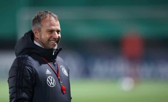 Fußball Länderspiel Deutschland heute: WM 2022 Qualifikation: Aufstellung Deutschland gegen Liechtenstein (RTL live): Der deutsche Cheftrainer Hans-Dieter Flick leitet eine Trainingseinheit der deutschen Fußballnationalmannschaft am 10. November 2021, dem Vorabend des Qualifikationsspiels der Gruppe J für die FIFA Fussball-Weltmeisterschaft Katar 2022 zwischen Deutschland und Liechtenstein, in Wolfsburg, Norddeutschland. (Foto: Ronny Hartmann / AFP)