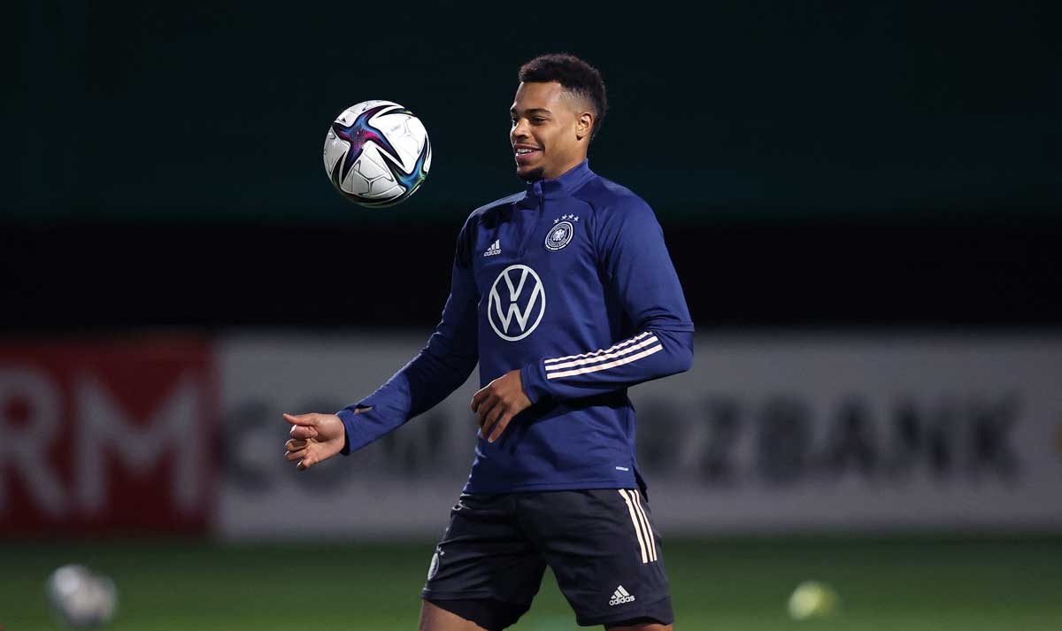 Der deutsche Stürmer Lukas Nmecha wärmt sich während einer Trainingseinheit der deutschen Fußball-Nationalmannschaft am 10. November 2021, dem Vorabend des Qualifikationsspiels Deutschland gegen Liechtenstein in der Gruppe J der FIFA Fussball-Weltmeisterschaft Katar 2022, in Wolfsburg, Norddeutschland, auf. (Foto: Ronny Hartmann / AFP)