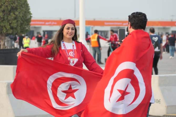Tunesische Fußballfans in Katar beim FIFA Arabic Cup - hier beim Halbfinale gegen Ägypten.