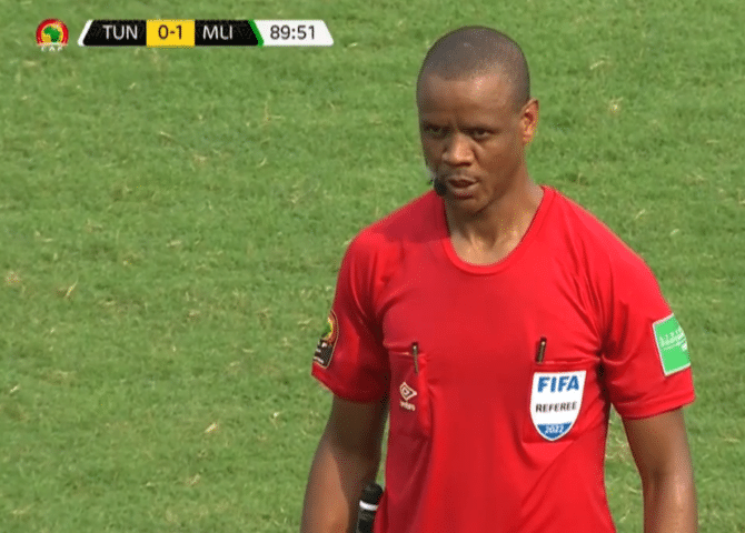 Der sambische Schiedsrichter Janny Sikazwe sorgte beim Vorrundenspiel des Afrika Cups zwischen Mitfavorit Tunesien und Mali mit skurrilen Entscheidungen für einen Skandal.