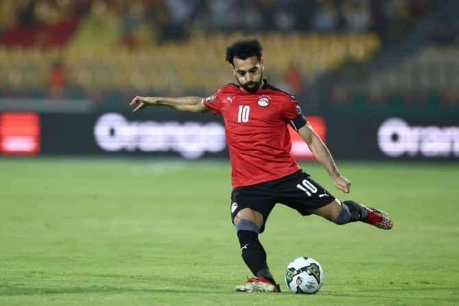 Ägyptens Stürmer Mohamed Salah beim Afrika Cup 2022 im roten Heimtrikot mit der Rückennummer 10 am 19. Januar 2022. (Foto: Kenzo Tribouillard / AFP)