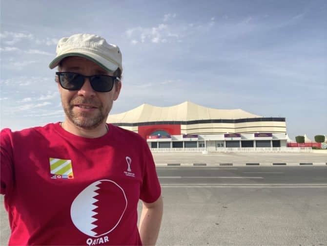 Nils Römeling vor dem Al Bayt Stadion im Dezember 2022 in Katar.