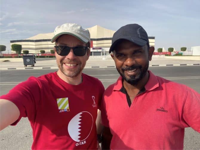 Nils Römeling mit seinem Uber-Taxifahrer vor dem Al Bayt Stadion im Dezember 2021 in Katar.