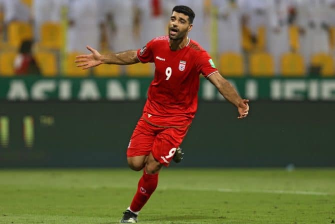 Der iranische Stürmer Mehdi Taremi bei der Asien-Qualifikation für die Fußball-Weltmeisterschaft 2022 in Katar gegen die Vereinigten Arabischen Emiraten und dem Iran am 7. Oktober 2021. (Foto: AFP)