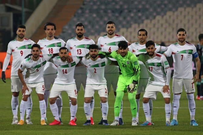 Die iranischen Nationalspieler vor dem Fußballspiel der Asien-Qualifikation für die Weltmeisterschaft 2022 in Katar zwischen dem Iran und den Vereinigten Arabischen Emiraten am 1. Februar 2022. (Foto von Atta KENARE / AFP)