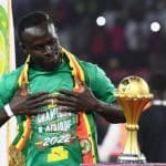 Der senegalesische Stürmer Sadio Mane gewinnt die Trophäe des Afrikanischen Nationen-Pokals (CAN) 2021 zwischen Senegal und Ägypten im Stade d'Olembe in Yaounde am 6. Februar 2022. (Foto von CHARLY TRIBALLEAU / AFP)