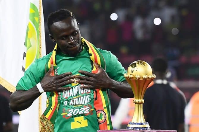 Der senegalesische Stürmer Sadio Mane gewinnt die Trophäe des Afrikanischen Nationen-Pokals (CAN) 2021 zwischen Senegal und Ägypten im Stade d'Olembe in Yaounde am 6. Februar 2022. (Foto von CHARLY TRIBALLEAU / AFP)