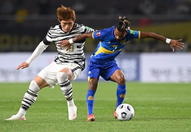 Südkoreas Lee Dong-gyeong im schönen Auswärtstrikot 2022 kämpft während des Qualifikationsspiels der asiatischen Zone für die FIFA Fussball-Weltmeisterschaft Katar 2022 in Goyang am 9. Juni 2021 um den Ball. (Foto: Jung Yeon-je / AFP)