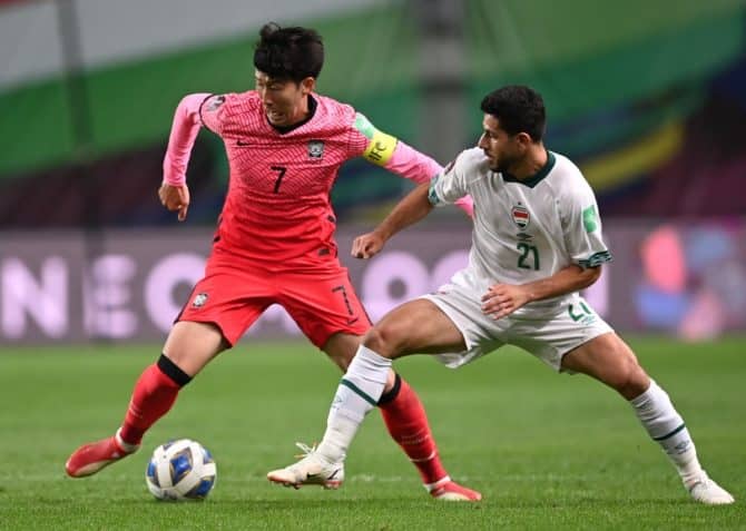 Südkoreas Son Heung-min (L) kämpft mit Iraks Sherko Kareem Gubari (R) um den Ball während des asiatischen Qualifikationsspiels zur FIFA Fussball-Weltmeisterschaft Katar 2022 zwischen Südkorea und Irak in Seoul am 2. September 2021. (Foto: Jung Yeon-je / AFP)