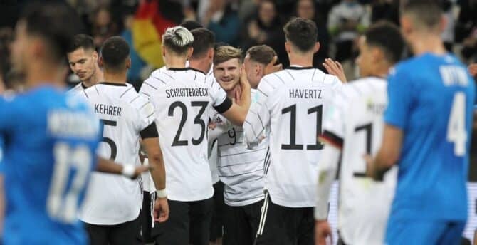 Deutschlands Stürmer Timo Werner (C) feiert mit seinen Mannschaftskameraden den Treffer zum 2:0 seiner Mannschaft während des Freundschaftsspiels Deutschland gegen Israel in Sinsheim, Deutschland, am 26. März 2022. (Foto: Daniel ROLAND / AFP)