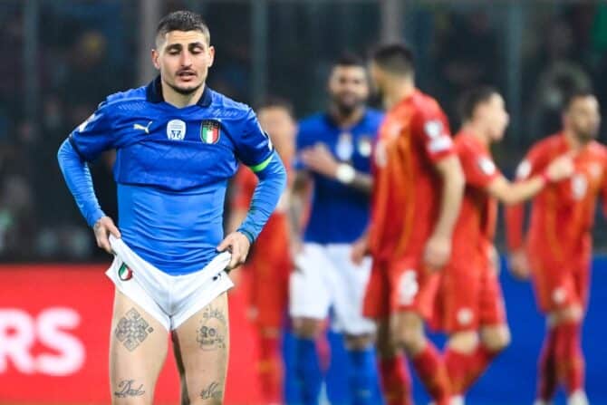 Italiens Mittelfeldspieler Marco Verratti reagiert nach dem Ende des WM-Qualifikationsspiels 2022 zwischen Italien und Nordmazedonien am 24. März 2022 im Renzo-Barbera-Stadion in Palermo. (Foto: Alberto PIZZOLI / AFP)