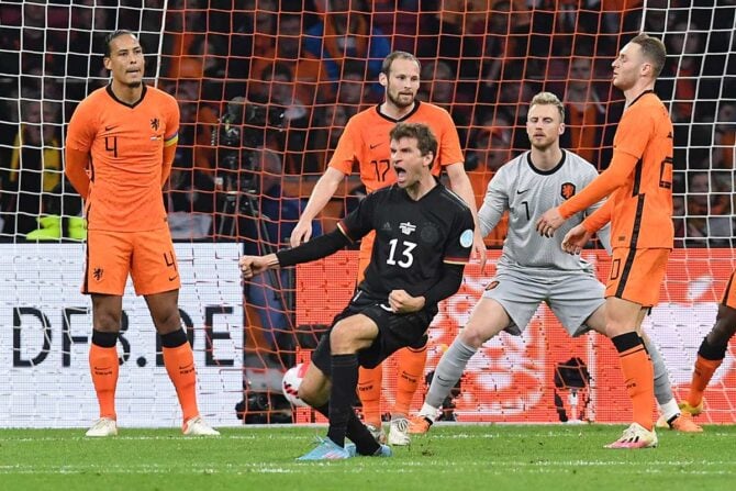 Der deutsche Stürmer Thomas Müller (C) feiert das erste Tor seiner Mannschaft während des Freundschaftsspiels zwischen den Niederlanden und Deutschland in der Johan Cruyff ArenA in Amsterdam am 29. März 2022. (Foto: JOHN THYS / AFP)