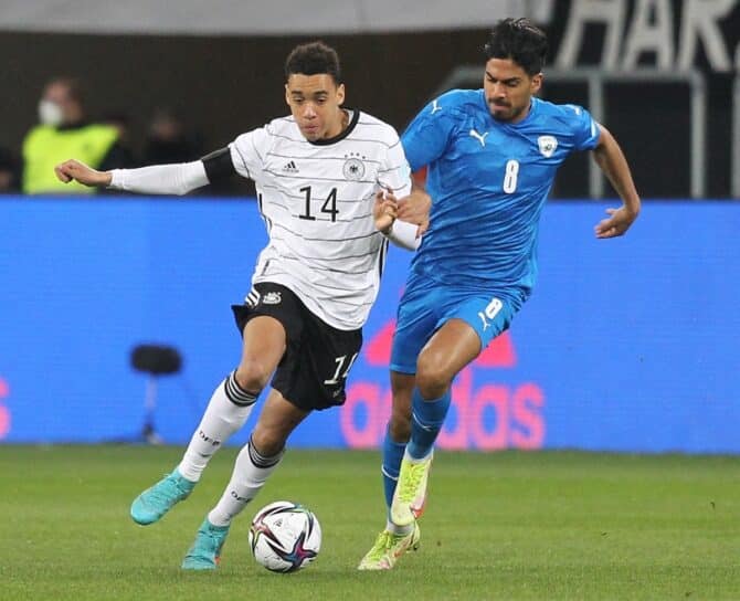 Der deutsche Stürmer Jamal Musiala (L) kämpft mit dem israelischen Mittelfeldspieler Dor Peretz um den Ball während des Freundschaftsspiels Deutschland gegen Israel in Sinsheim, Deutschland, am 26. März 2022. (Foto: Daniel ROLAND / AFP)