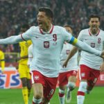 Der polnische Stürmer Robert Lewandowski jubelt, nachdem er vom Elfmeterpunkt aus den Führungstreffer für sein Team erzielt hat. Das Spiel Polen gegen Schweden findet am 29. März 2022 im Slaski-Stadion in Chorzow, Polen, statt. (Foto: JANEK SKARZYNSKI / AFP)